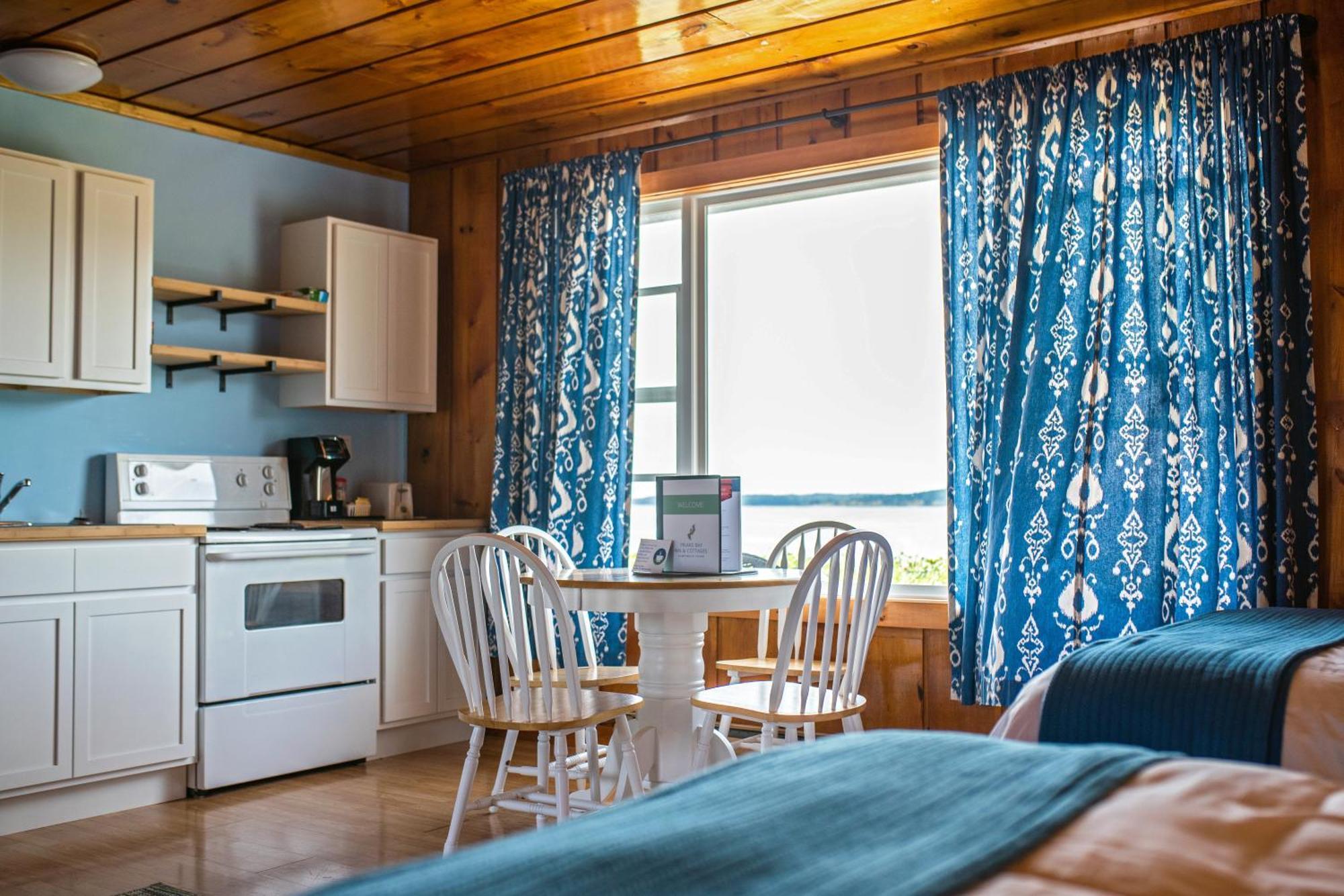 Friars Bay Inn & Cottages Welshpool Phòng bức ảnh